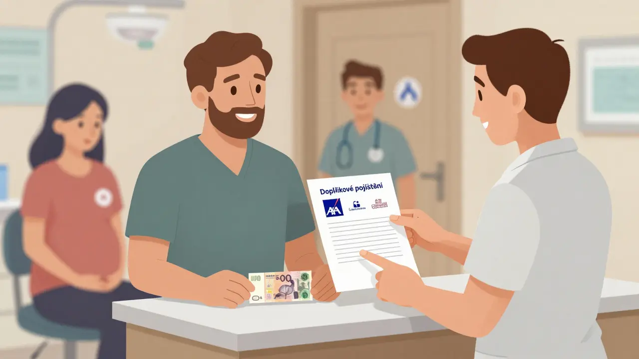 Dospělý pacient si prohlíží účet za očištění zubů, hygienistka ukazuje na doplňkové pojištění.