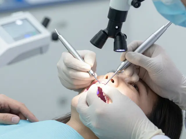 Keramické fazety: Jaké jsou možnosti opravy po poškození