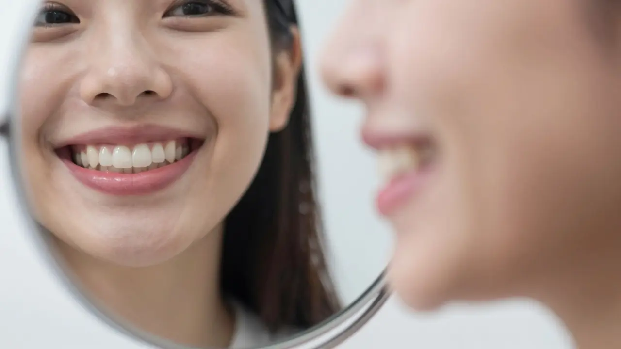 Zdravé růžové dásně a čisté zuby bez plaku po čištění.